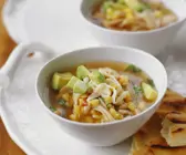 Mexikanische Suppe mit Mais und Avocado