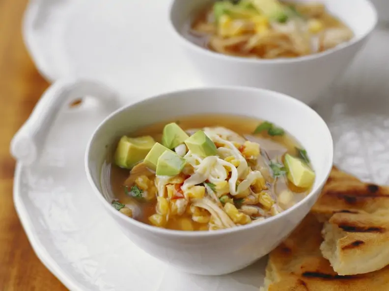 Mexikanische Suppe mit Mais und Avocado