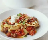 Bandnudeln mit Tomaten-Hackfleisch-Sugo