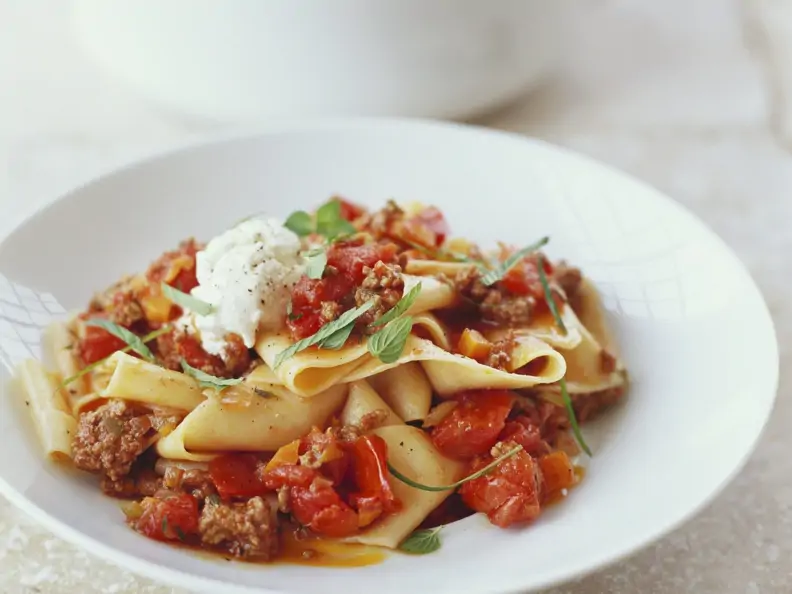 Bandnudeln mit Tomaten-Hackfleisch-Sugo