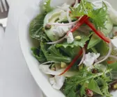 Blattsalat mit Ziegenkäse und Pistazien