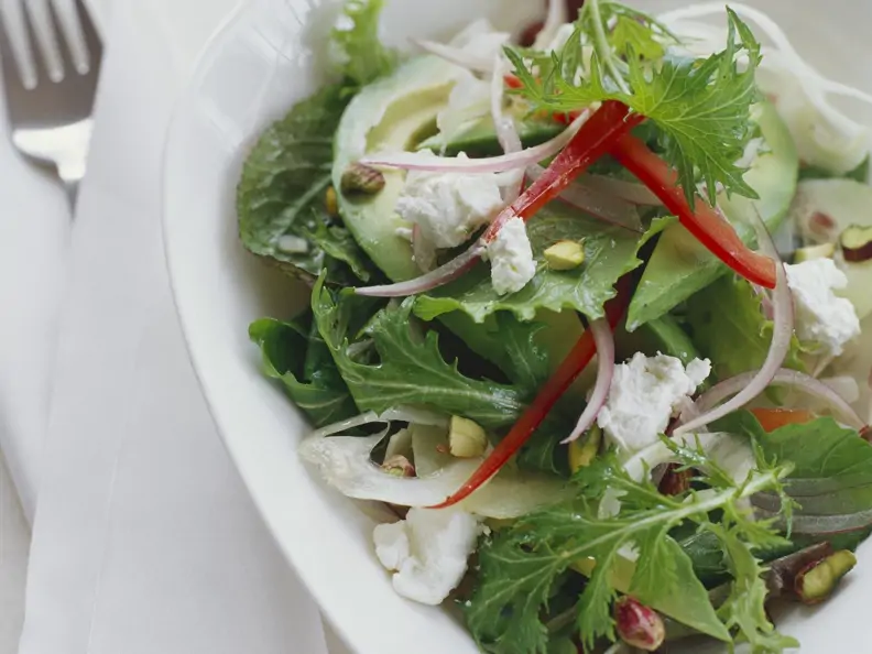 Blattsalat mit Ziegenkäse und Pistazien