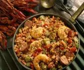 Eintopf mit Shrimps, Wurst und Flusskrebsen aus der Südstaatenküche (Gumbo)