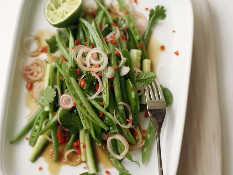 Salat von grünen Bohnen im Asia-Stil