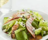 Römersalat mit Birne, Hähnchenbrust und Schimmelkäse