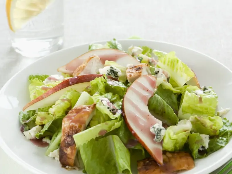Römersalat mit Birne, Hähnchenbrust und Schimmelkäse