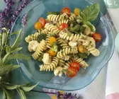 Frühlingshafter Nudelsalat