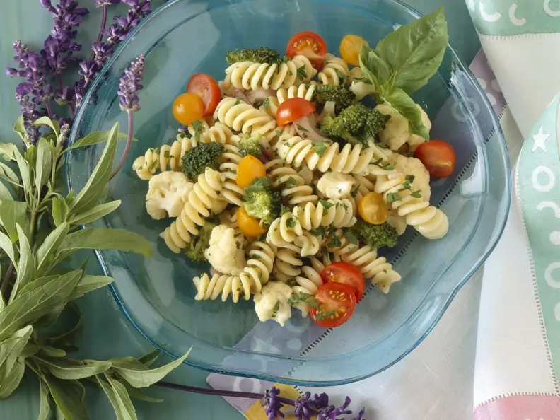 Frühlingshafter Nudelsalat