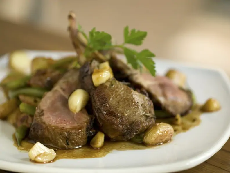 Lammchops mit gebratenem Knoblauch