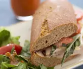 Vollkornbaguette mit Putenaufschnitt, Brie und Tomaten