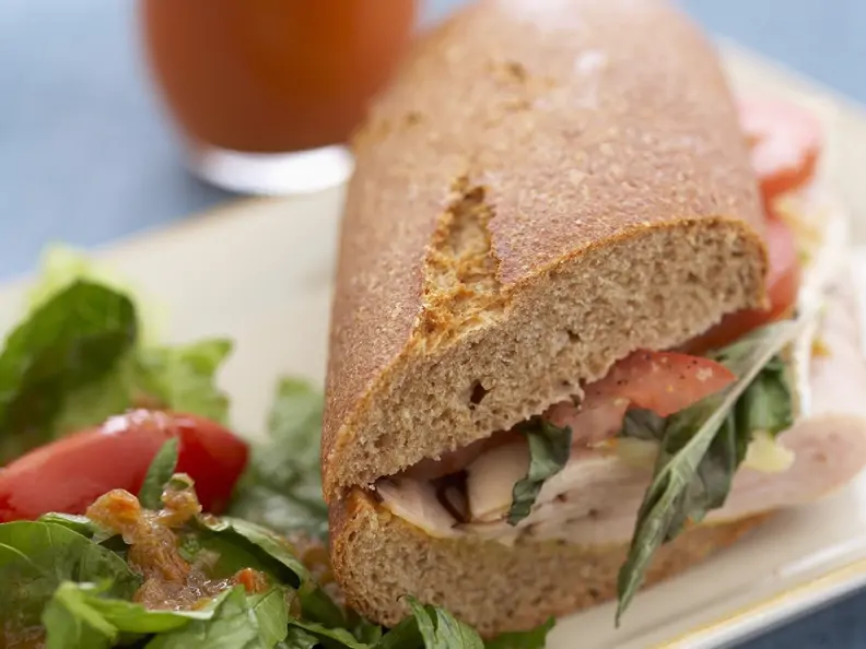 Vollkornbaguette mit Putenaufschnitt, Brie und Tomaten