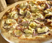 Artischocken-Pizza mit roten Zwiebeln