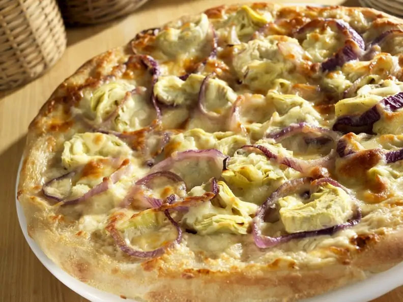 Artischocken-Pizza mit roten Zwiebeln