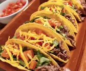 Tacos mit Rindfleisch, Käse, Tomaten und Salat
