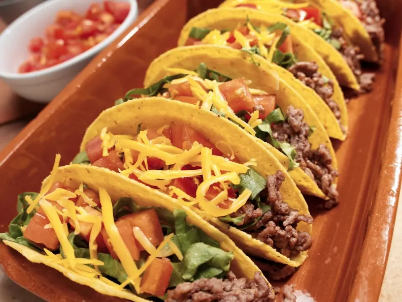 Tacos mit Rindfleisch, Käse, Tomaten und Salat