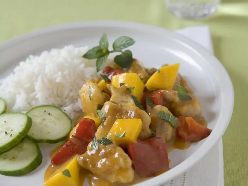 Hähnchenragout mit Mango dazu Reis und Gurke