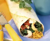 Krabben-Wrap mit Reis dazu Salsa