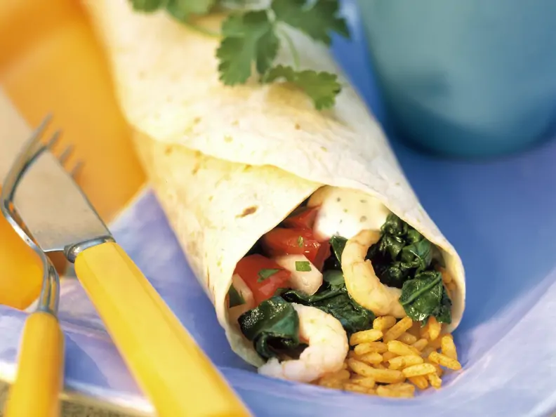 Krabben-Wrap mit Reis dazu Salsa