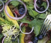 Salat mit Blaubeeren und Avocado