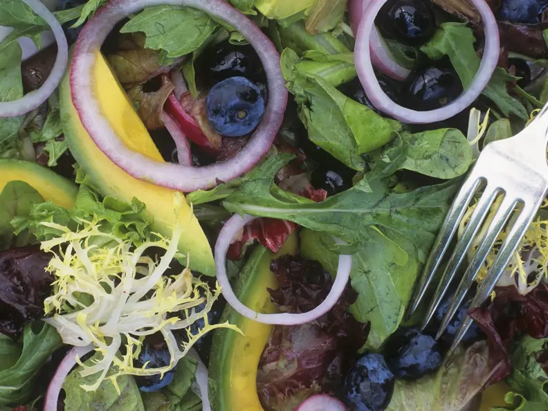 Salat mit Blaubeeren und Avocado