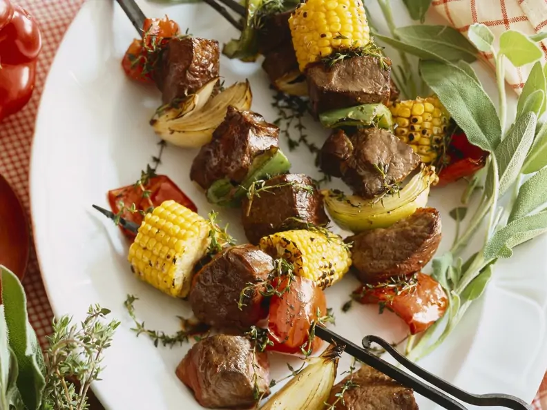 Grillspieße mit Gemüse und Rindfleisch
