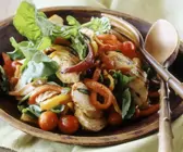 Geflügelsalat mit Paprika, Zwiebeln, Tomaten und Rucola