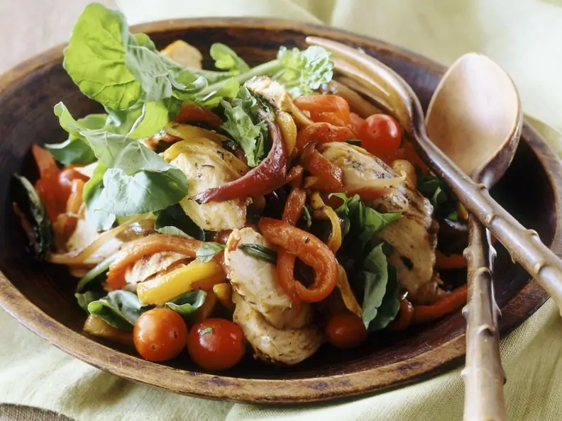 Geflügelsalat mit Paprika, Zwiebeln, Tomaten und Rucola