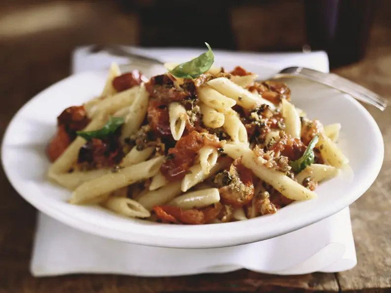 Pasta mit Schmortomaten und Basilikum