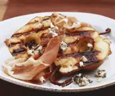 Birne vom Grill mit Blauschimmelkäse und Schinken
