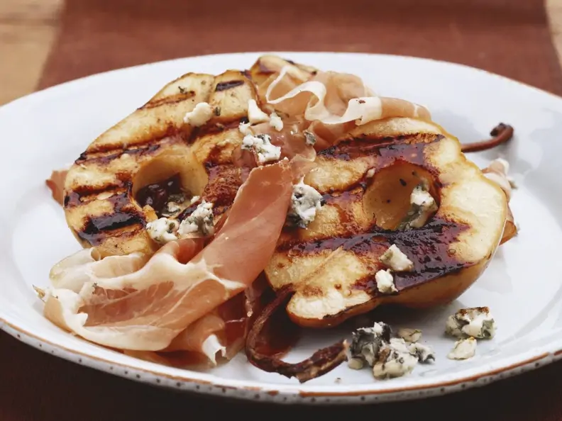 Birne vom Grill mit Blauschimmelkäse und Schinken