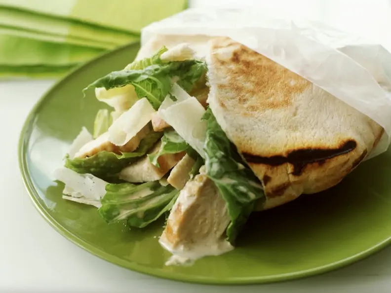 Pitatasche mit Cesarsalat