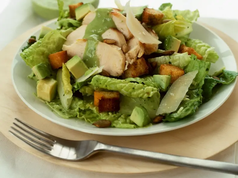 Cäsar Salad mit Avocado
