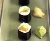Maki mit Lachs und Avocado