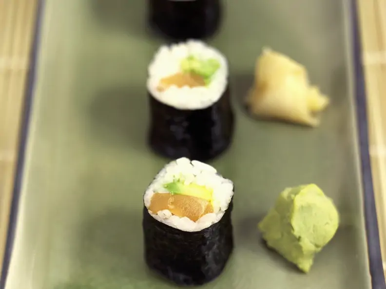Maki mit Lachs und Avocado