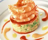 Krabbencocktail mit Salat und Paprika