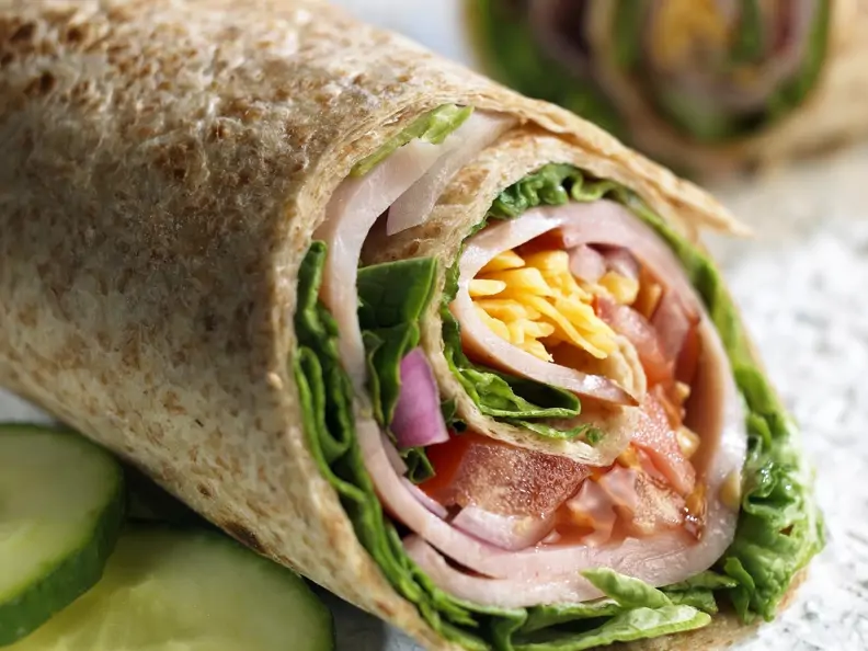Vollkorn-Wraps mit Schinken und Gemüse