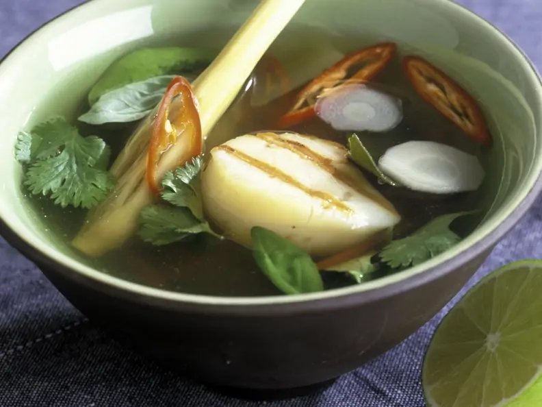 Scharfe Suppe mit Jakobsmuscheln und Zitronengras