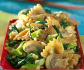 Schmetterlingsnudeln mit Champignons, Spinat und Lauchzwiebeln