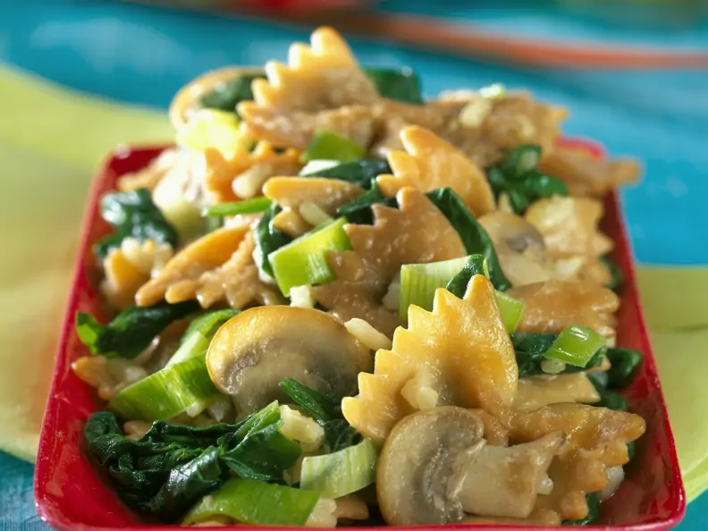 Schmetterlingsnudeln mit Champignons, Spinat und Lauchzwiebeln