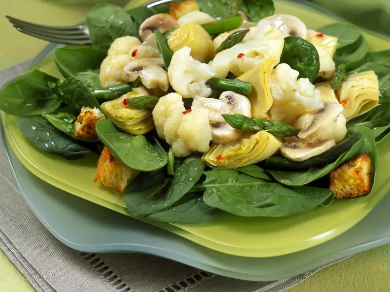 Salat mit Blumenkohl, Champignons und grünem Spargel