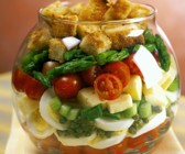 Schichtsalat mit Käse, Ei und Croutons