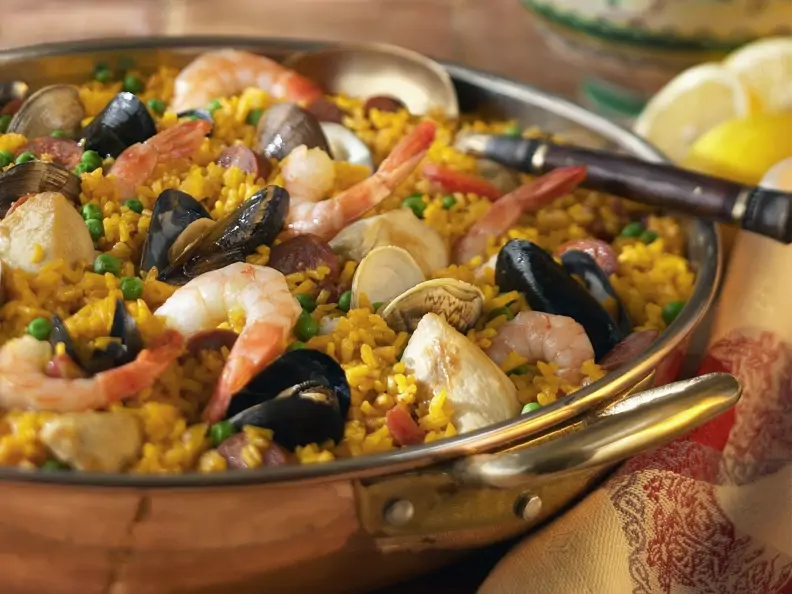 Hähnchen-Paella mit Meeresfrüchten
