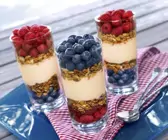 Müsli mit Joghurtcreme und Beerenobst