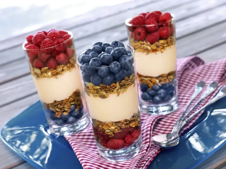 Müsli mit Joghurtcreme und Beerenobst