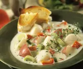 Suppe mit Jakobsmuscheln und Gemüse