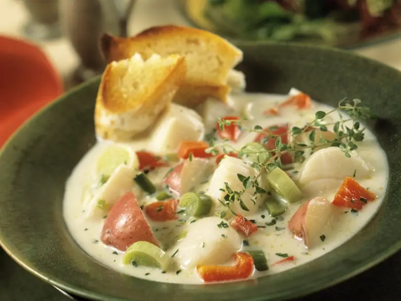Suppe mit Jakobsmuscheln und Gemüse