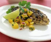 Gegrilltes Hähnchenfilet mit Salsa aus Mango