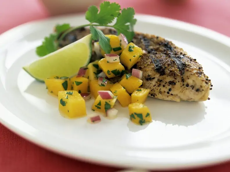 Gegrilltes Hähnchenfilet mit Salsa aus Mango