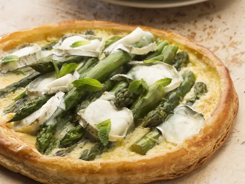 Spargeltarte mit Ziegenkäse