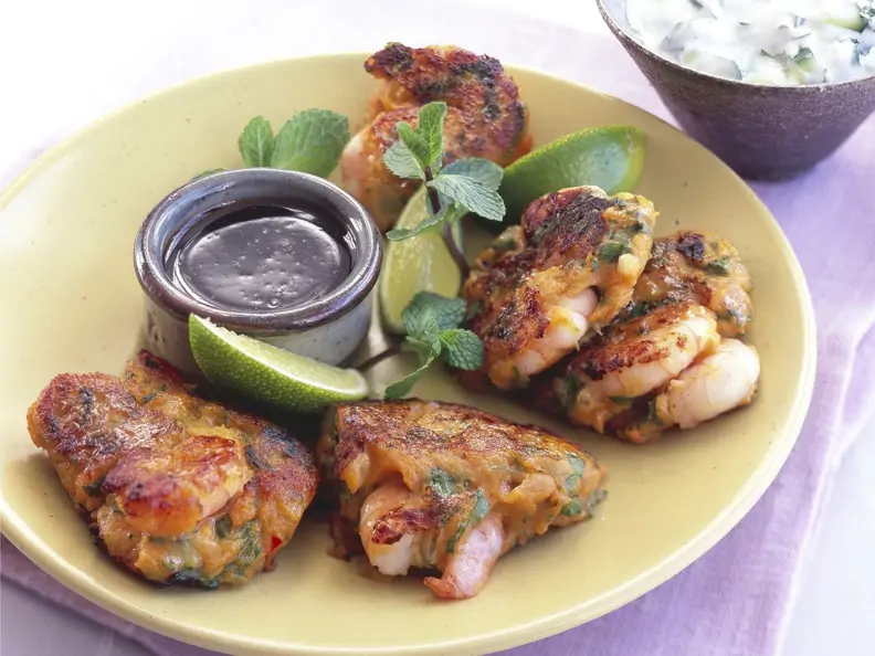 Shrimps-Süßkartoffel-Bratlinge mit Gurkenjoghurt